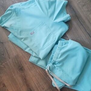 Figs Men’s Leon Short Sleeve Scrub Top XXL and Pisco Pants XLT in Seaglass